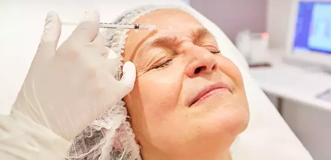 Alın kırışıklarını tarihe gömüyor! 2 Damlası 20 yıl gençleştiriyor, cildi dümdüz yapıyor