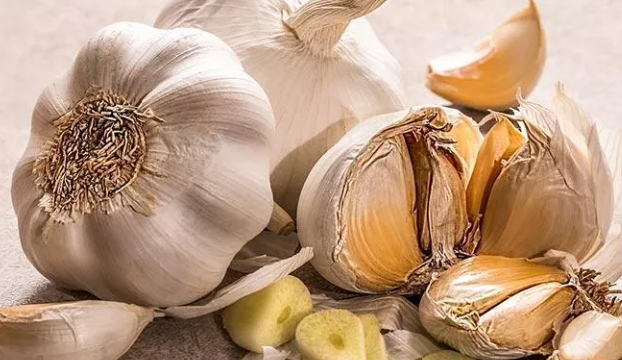 Baş parmağınıza sarımsağı sarıp bekleyin..