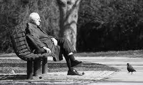 Adam 48 yıl önceki ilkokul öğretmenini parkta görünce, utanarak yanına yaklaşıp 