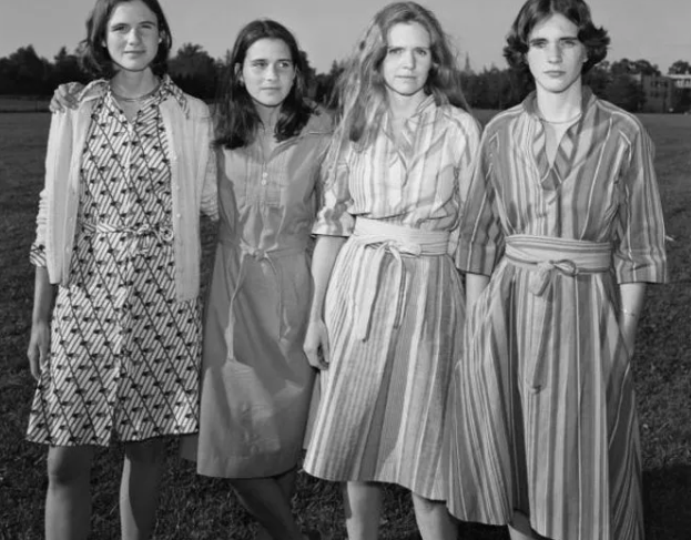 4 Kız Kardeş 40 Yıl Boyunca Aynı Fotoğrafı Çekiyor - Sonuncusunu Gördüğünüzde Ağlamayın!