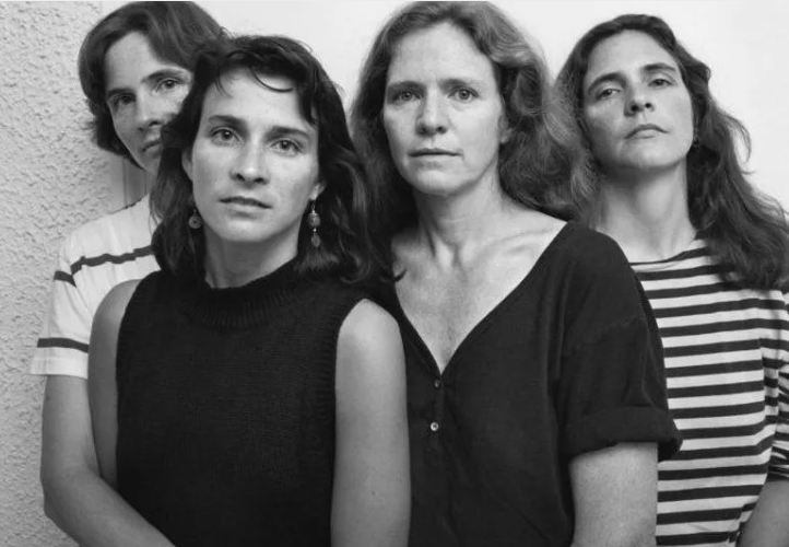 4 Kız Kardeş 40 Yıl Boyunca Aynı Fotoğrafı Çekiyor - Sonuncusunu Gördüğünüzde Ağlamayın!