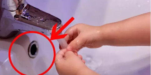 Yıllarca orda duruyor ama ne işe yaradığını kimse bilmiyor! İşte lavabodaki küçük deliğin sırrı...