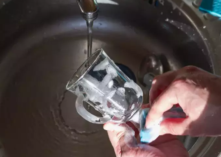 Yıllarca orda duruyor ama ne işe yaradığını kimse bilmiyor! İşte lavabodaki küçük deliğin sırrı...