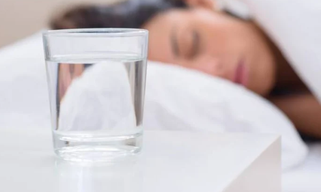 Uyurken başucuna su koyanlar dikkat! Gece uyurken başucunuza su koymayın.